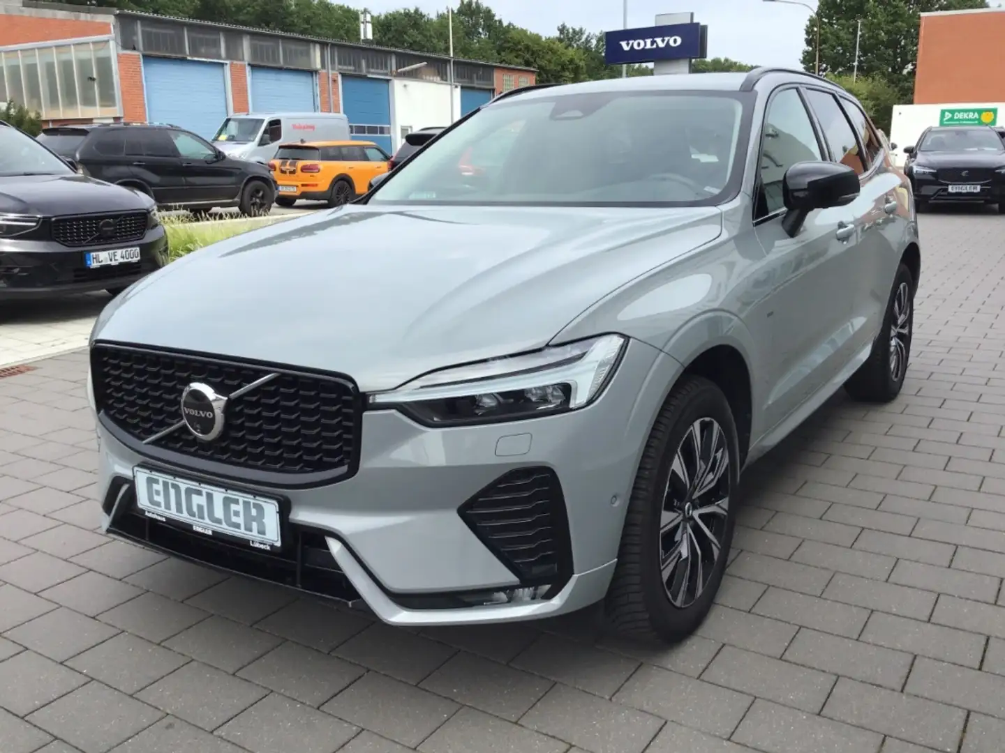 Volvo XC60 B4 (Diesel) Plus Dark 360° Cam Navi Leder Gris - 2