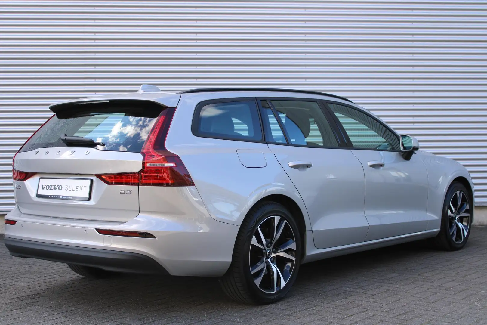 Volvo V60 B3 Automaat Essential | Trekhaak Semi Elektrisch I Gris - 2