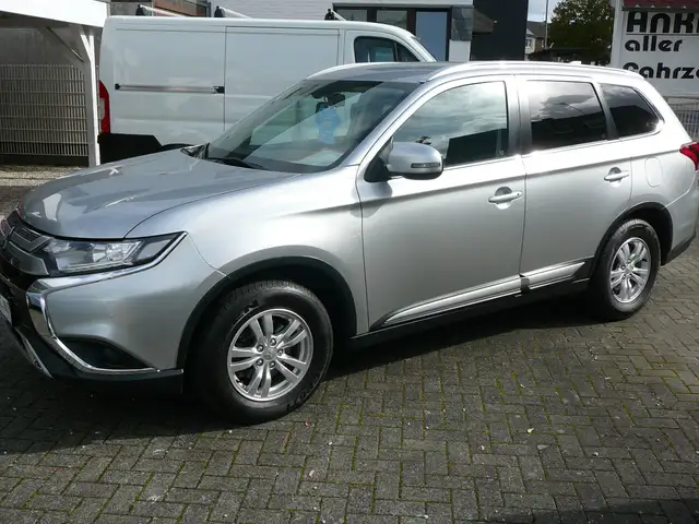 Mitsubishi Outlander Sehr gepflegt,Scheckheft gewartet,Klimaautomatik,Navigationssystem,Rückfahrkamera,Anhängerkuppung,8 Fach Bereift,usw.!
