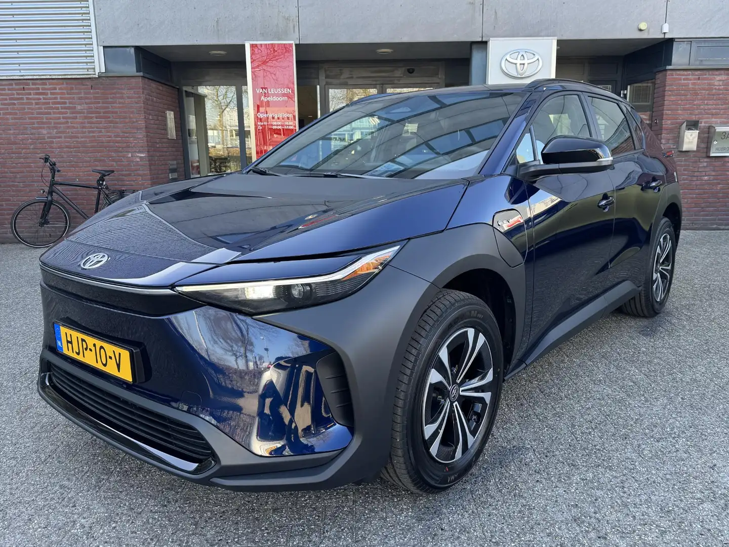 Toyota bZ4X 71 kWh VOORRAAD VOORDEEL VAN €45.995 VOOR €36.900! Albastru - 1