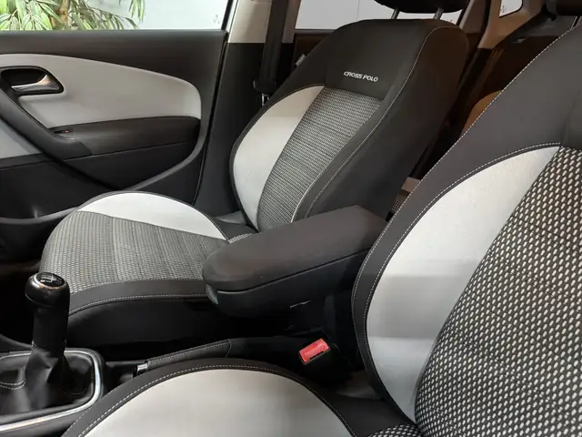 Volkswagen Polo Cross view 22