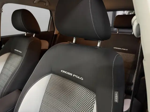 Volkswagen Polo Cross view 21