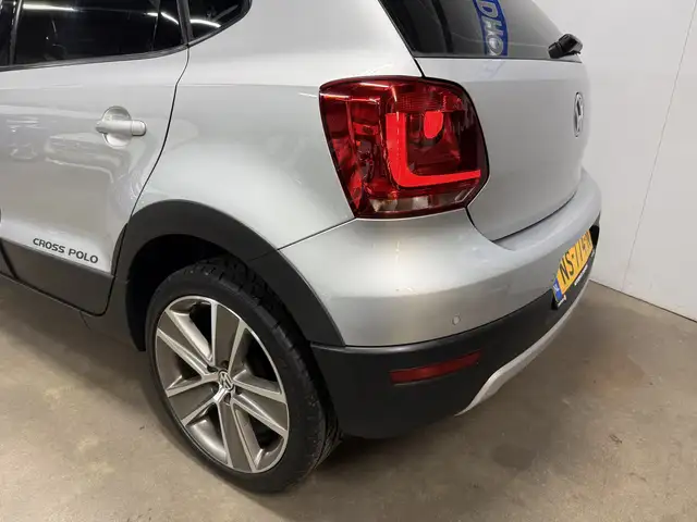 Volkswagen Polo Cross view 9