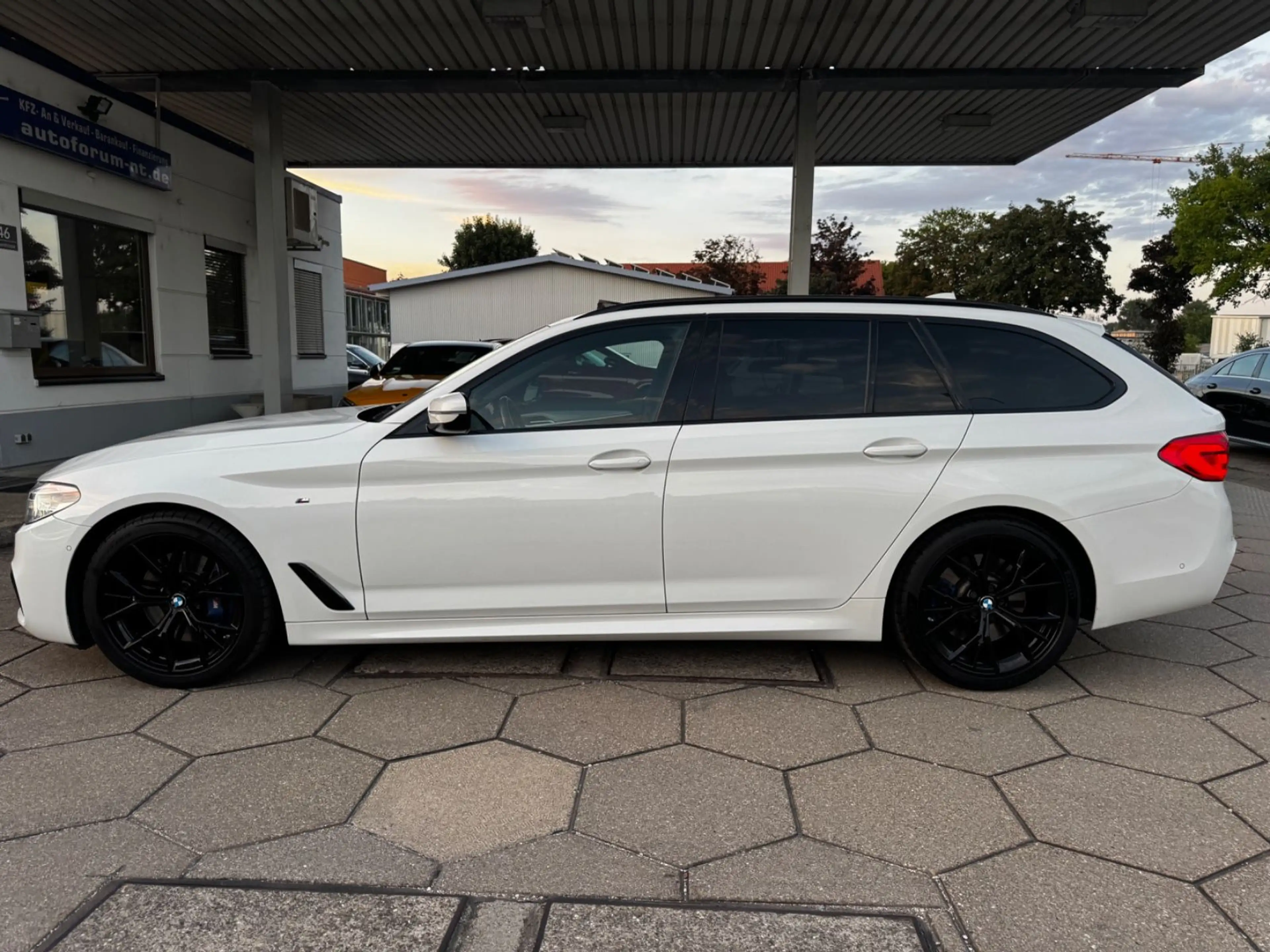 BMW 530 d M-SPORT/PANO/KEYLESS/INTEGRAL/HUD/ACC — photo 6