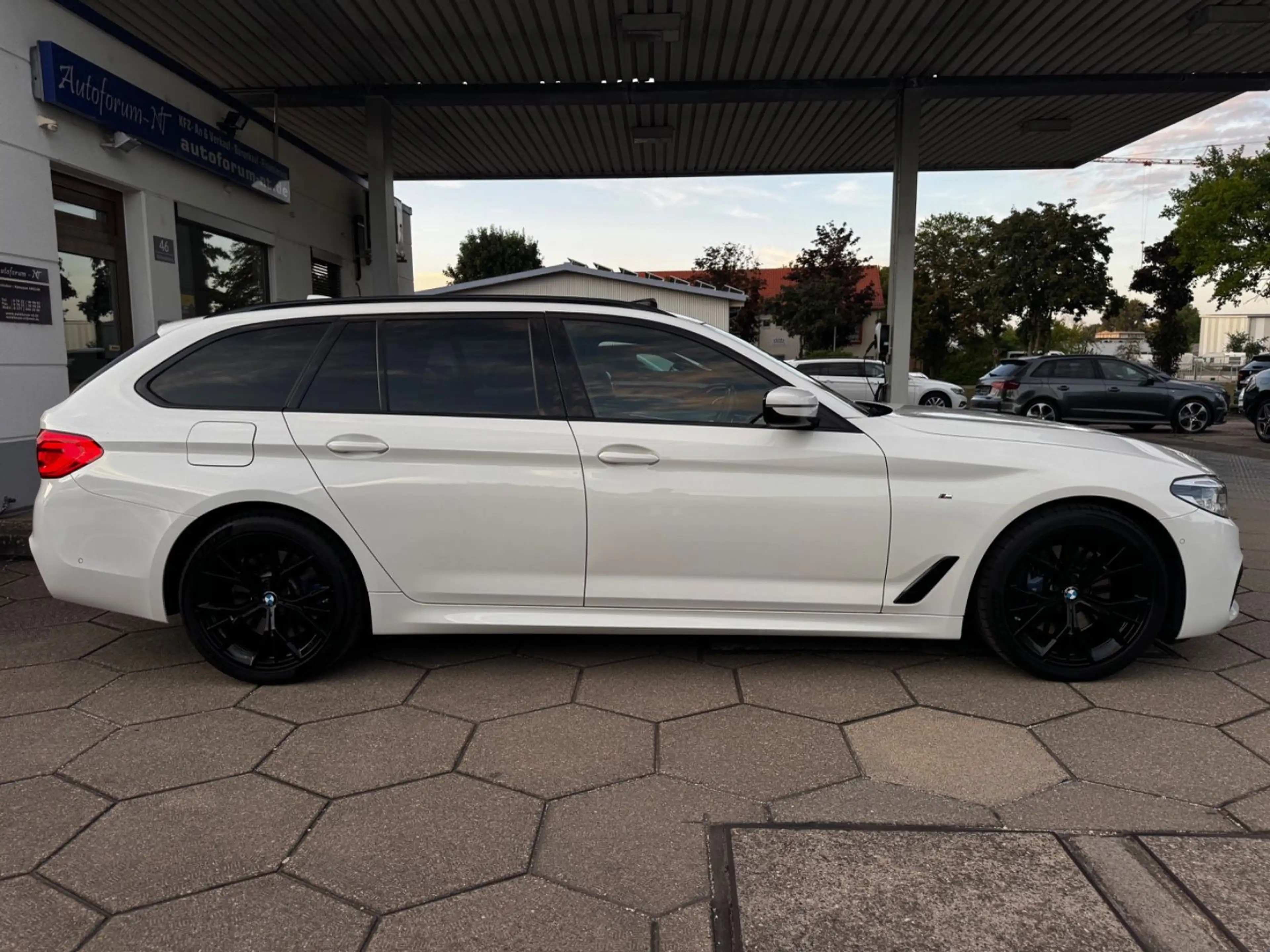 BMW 530 d M-SPORT/PANO/KEYLESS/INTEGRAL/HUD/ACC — photo 2