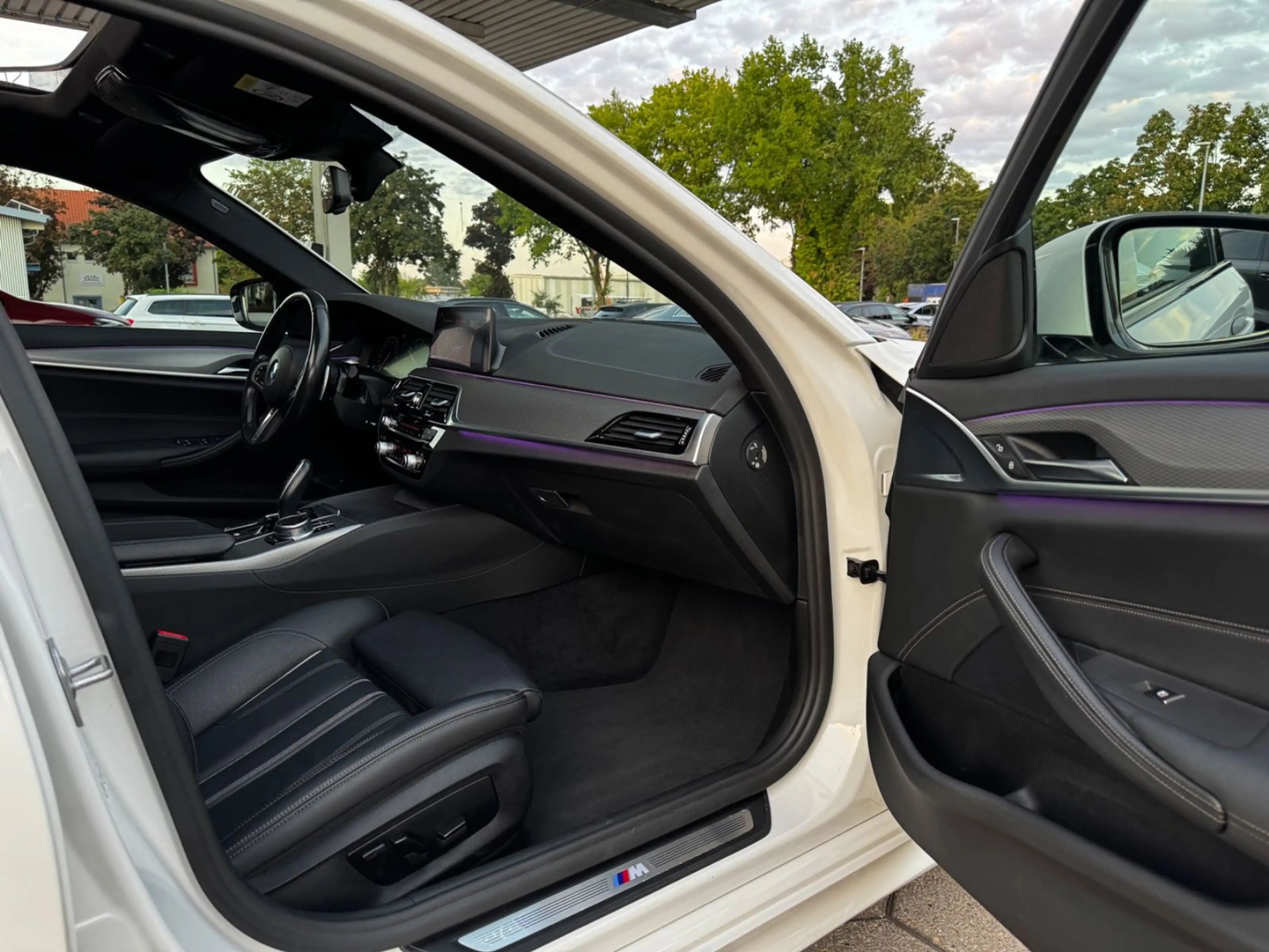 BMW 530 d M-SPORT/PANO/KEYLESS/INTEGRAL/HUD/ACC — photo 9