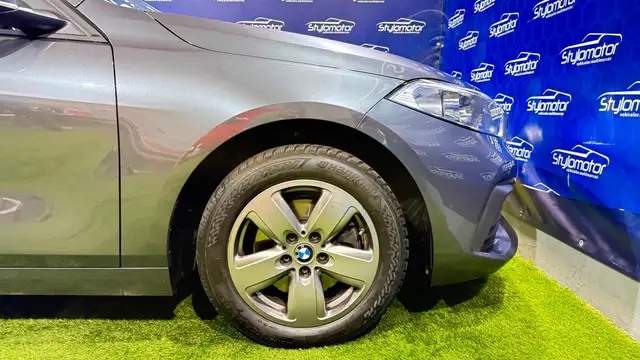 BMW 1 Series view 2