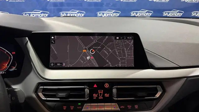 BMW 1 Series view 13