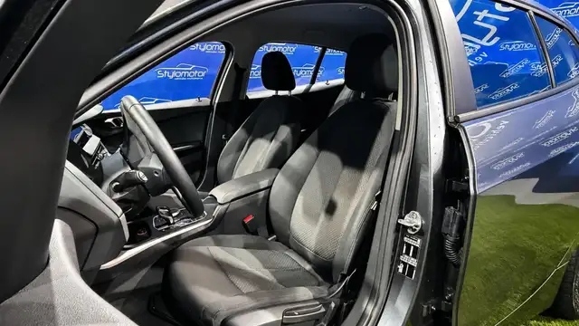 BMW 1 Series view 24