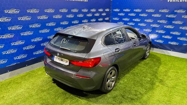 BMW 1 Series view 3
