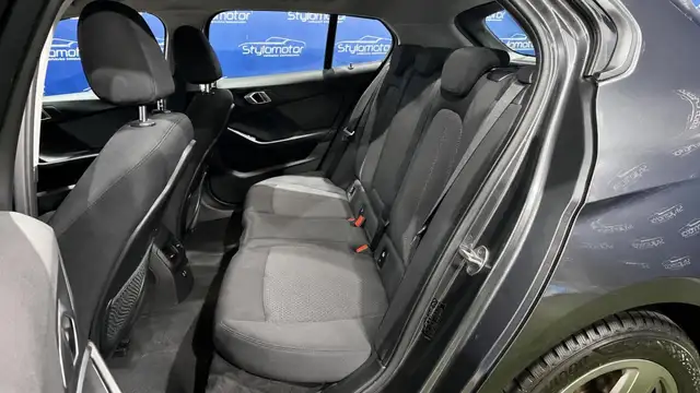 BMW 1 Series view 25