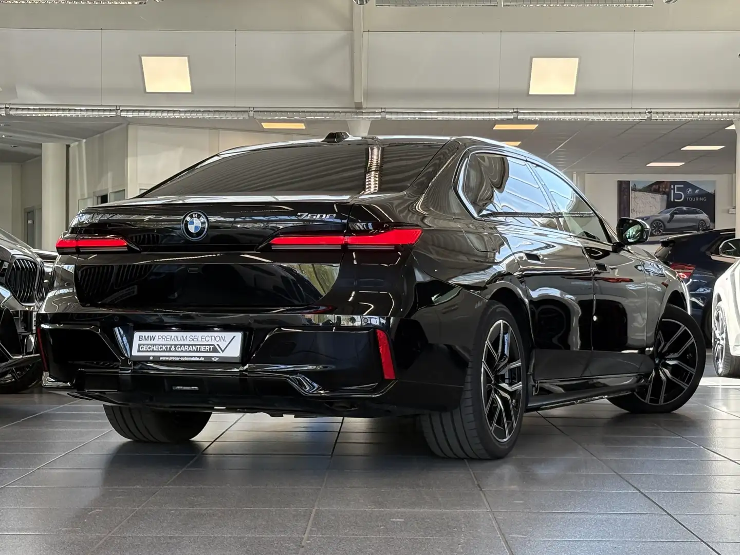 BMW 750 e xDrive M Sport Pro TV DA Prof PA Prof SkyLounge Černá - 2