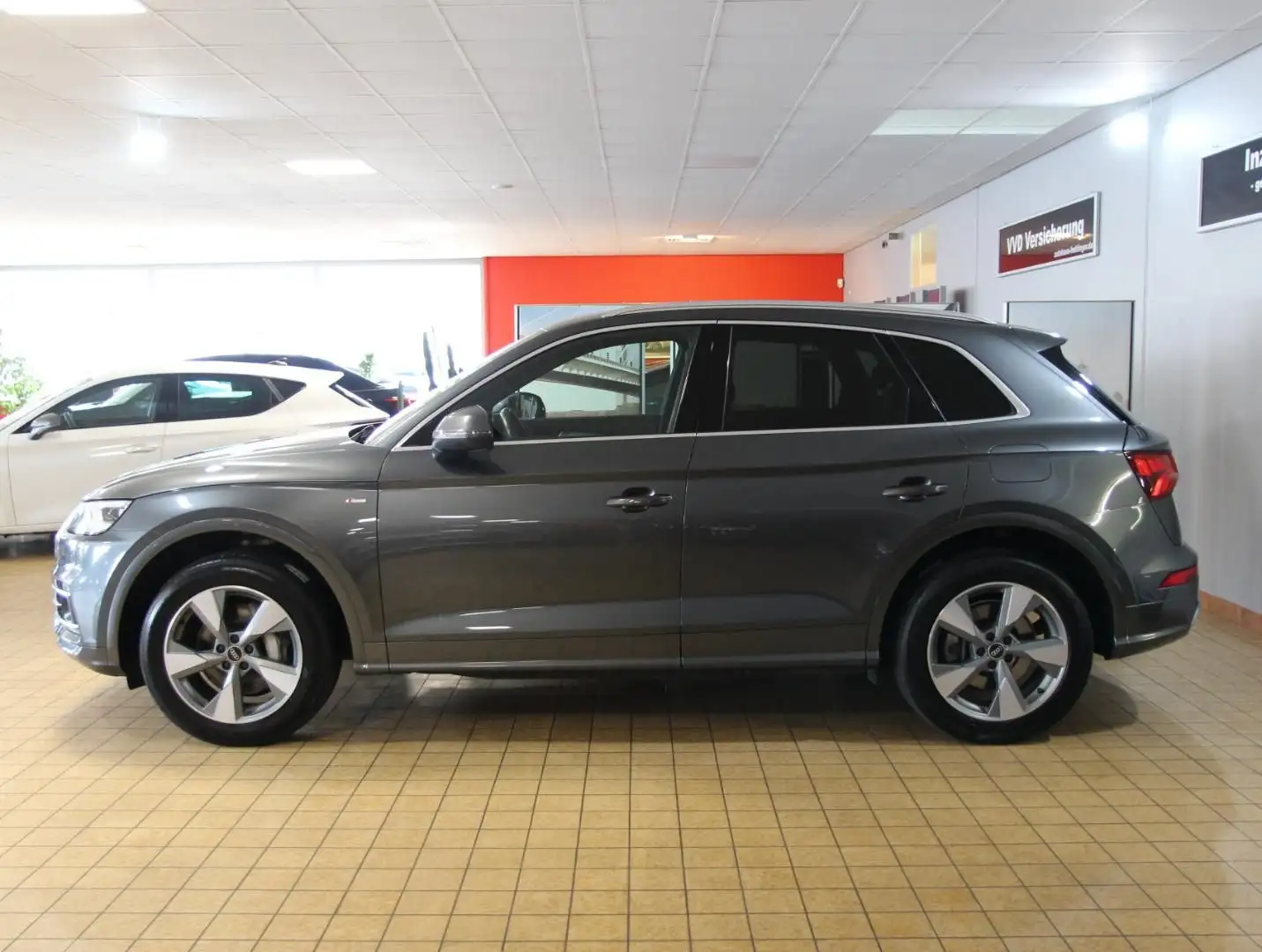 Audi Q5 TFSI e Sport 2.0,S-Tronic,Quattro,19",Kamera, Grau - 2