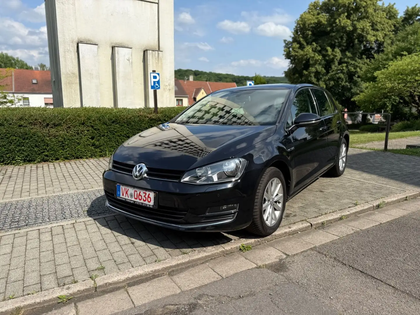 Volkswagen Golf VII Lim. Lounge BMT*SHZ*STANDHZG*AHK*PDC* Negro - 2