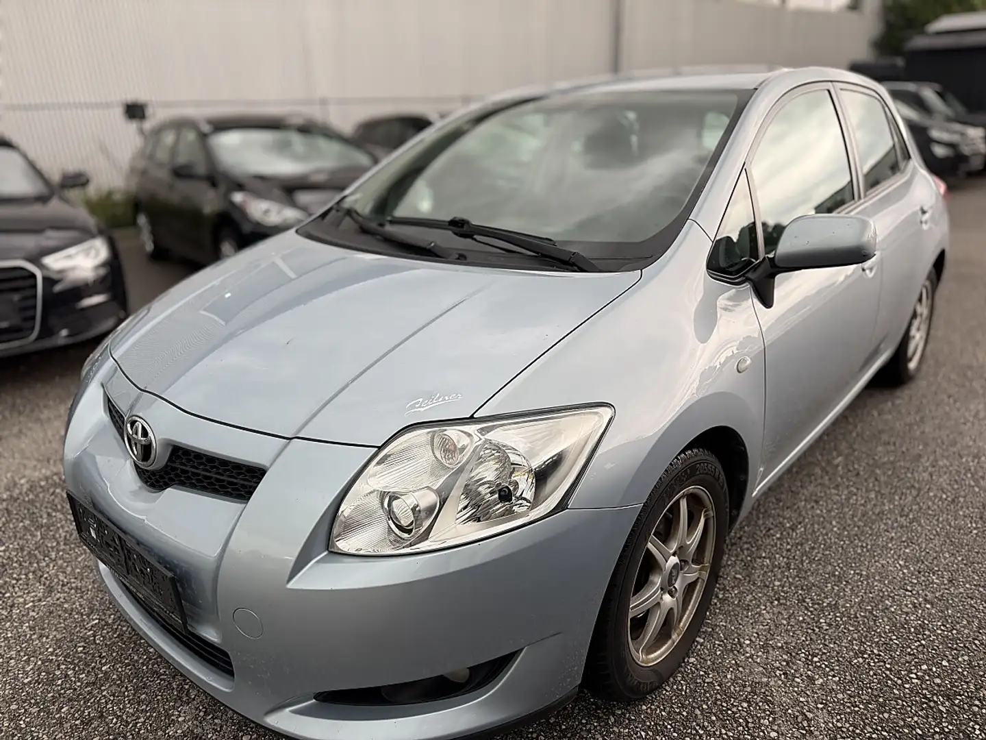 Toyota Auris Grau - 1