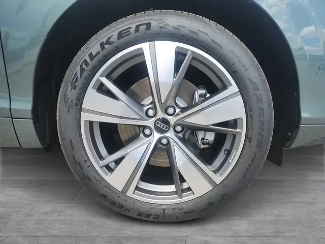 Audi Q3 view 7