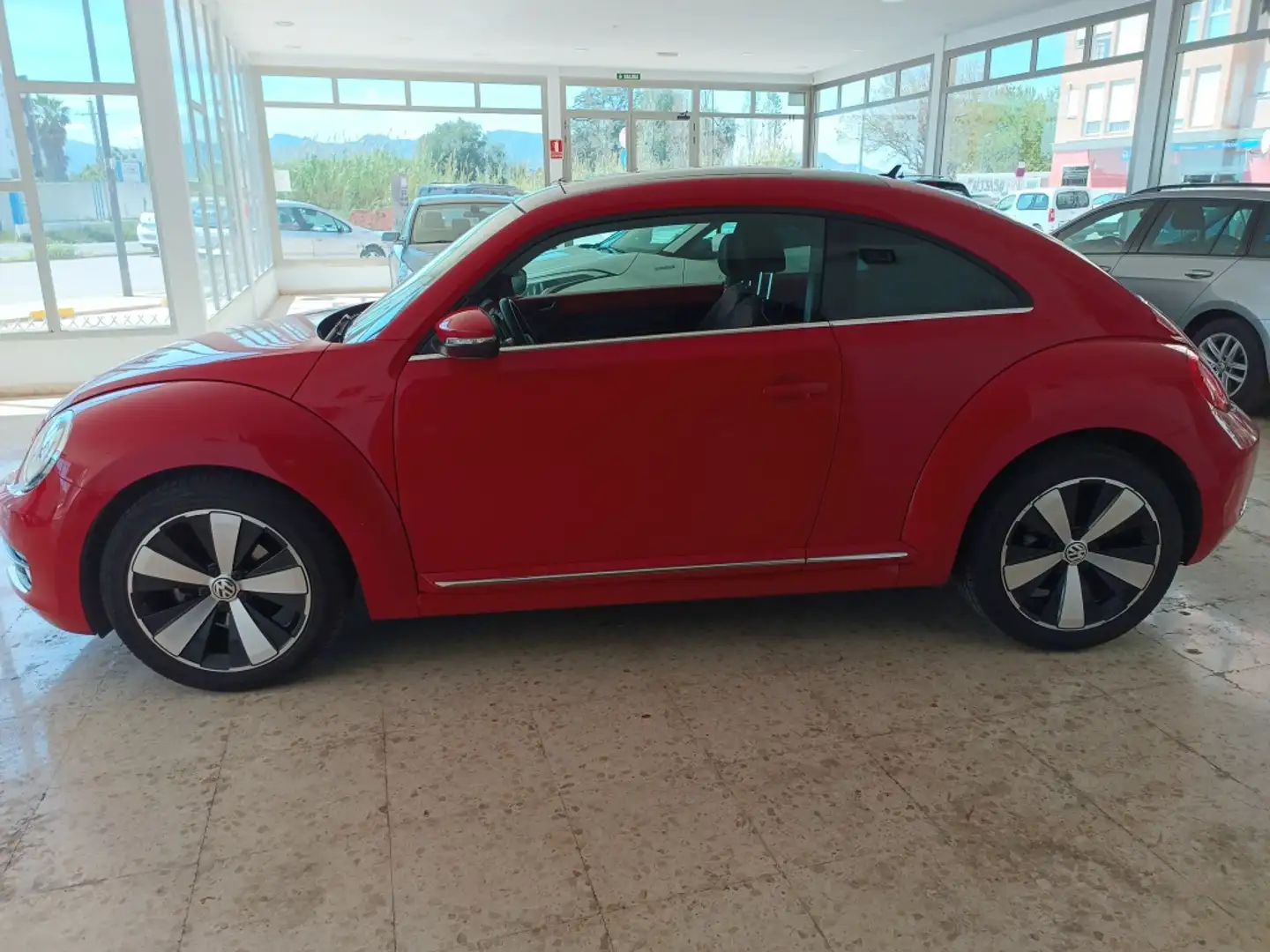 Volkswagen Beetle 1.6TDI Connection 105 Rojo - 2