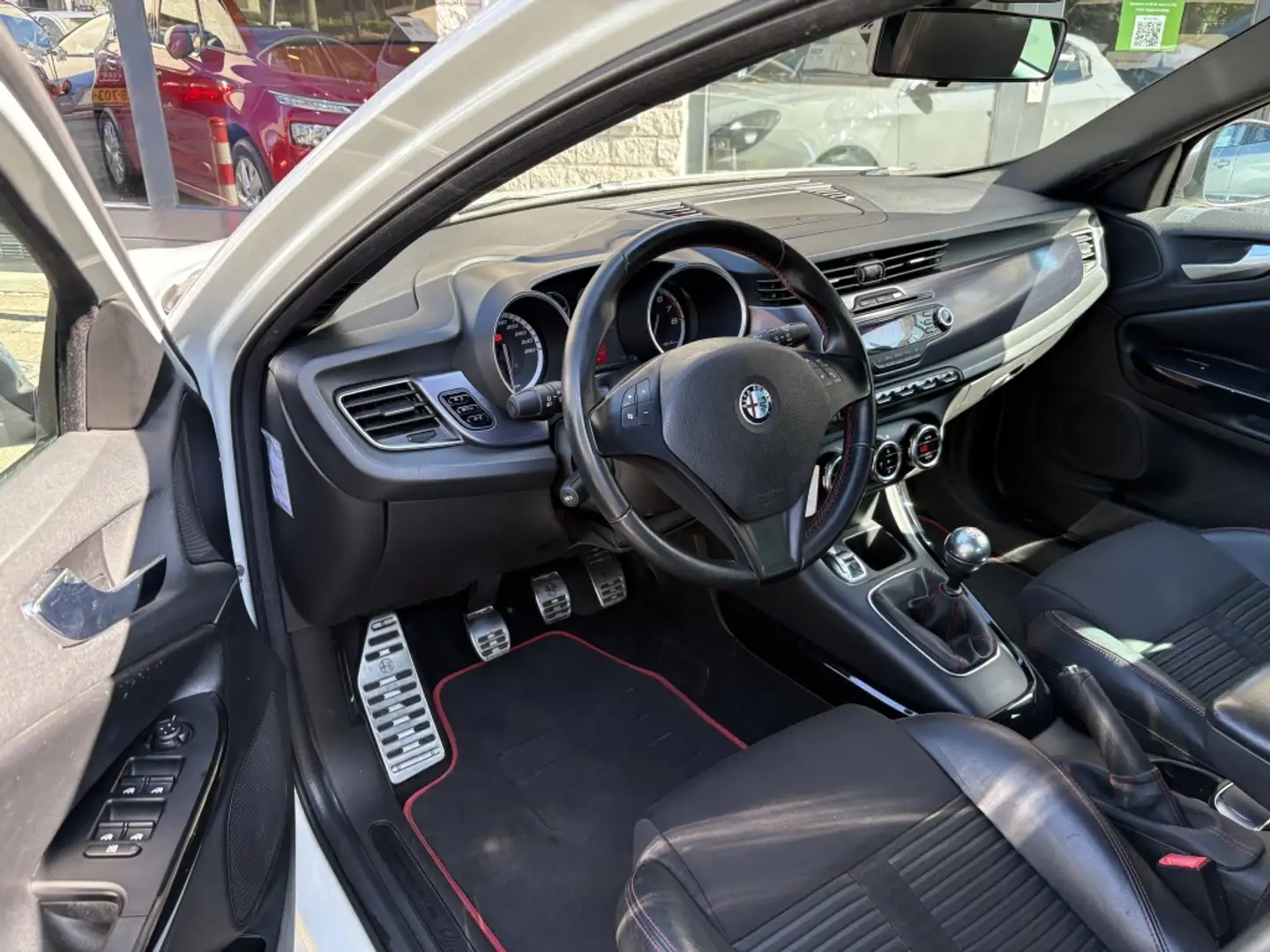 Alfa Romeo Giulietta 1.7 TBi Quad. V. LEER TREKHAAK APK Wit - 2