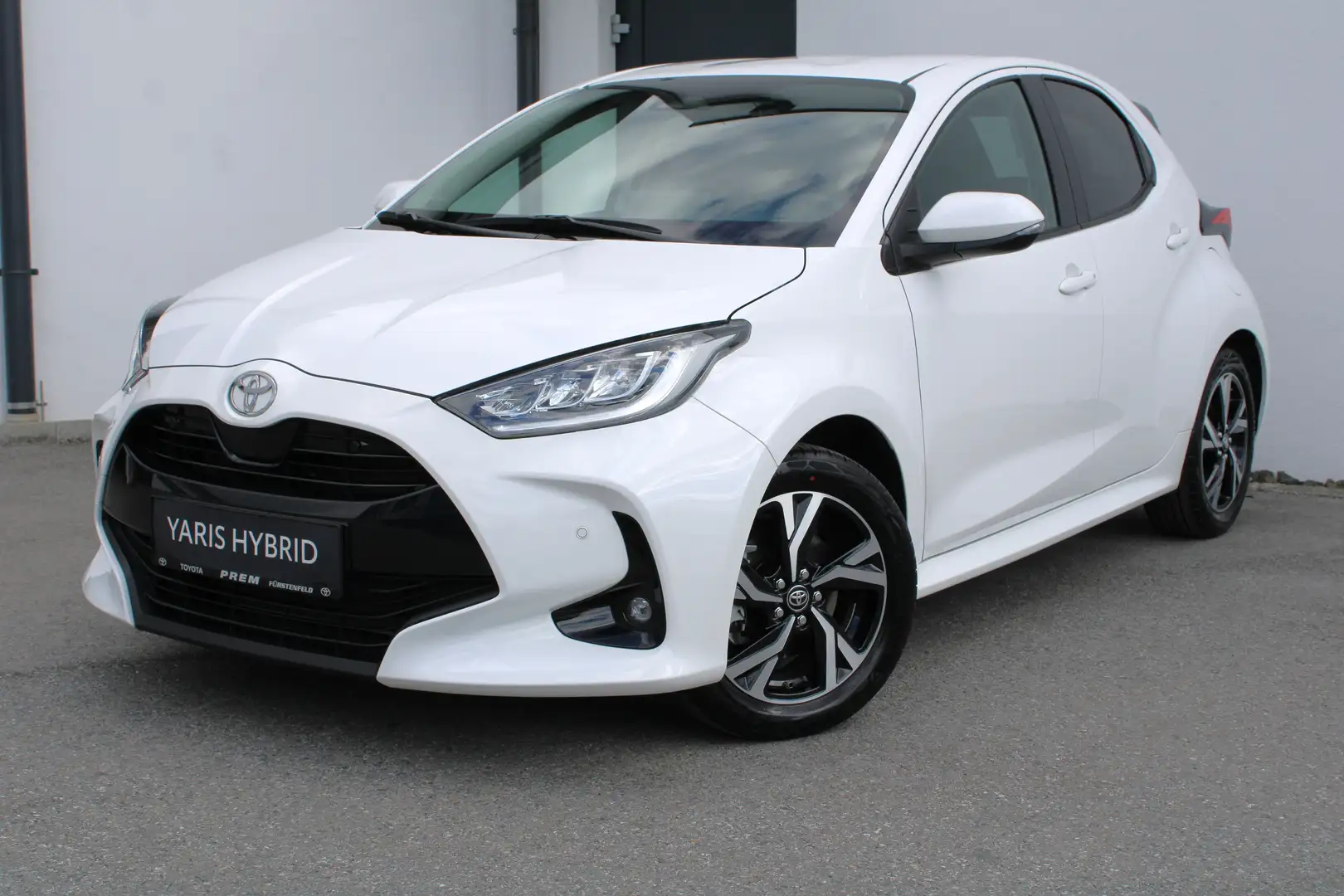 Toyota Yaris 1.5 HYBRID 115 Active Drive mit Safety Paket! Weiß - 2