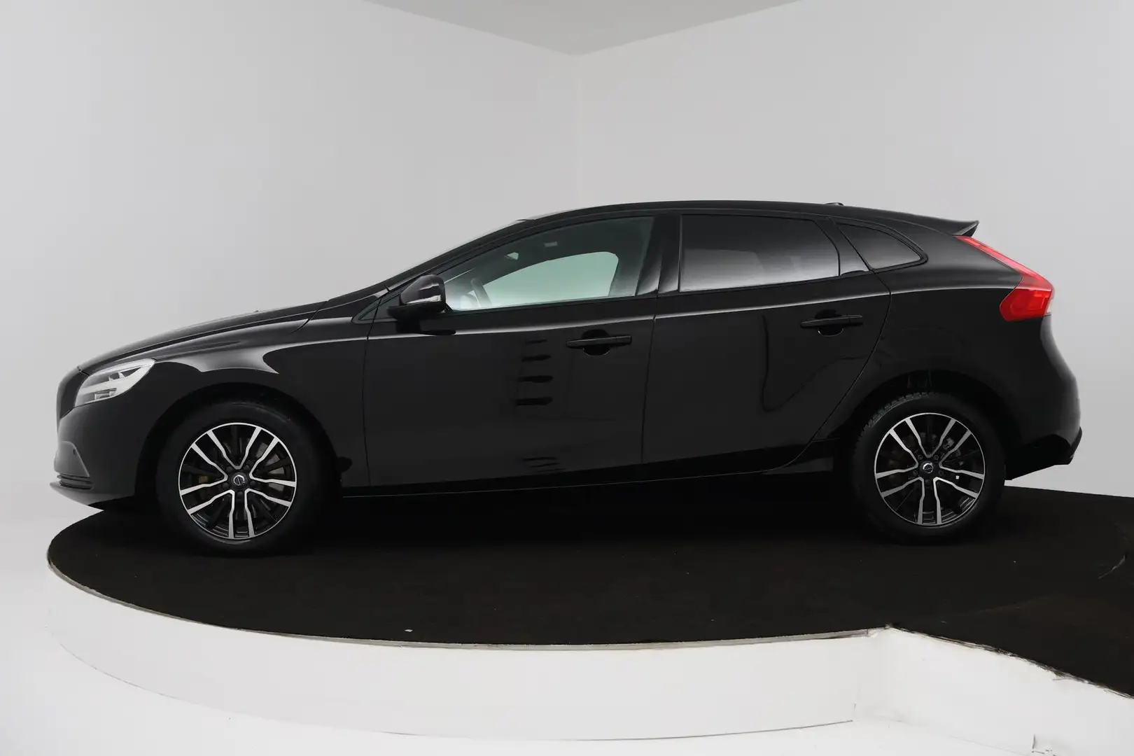 Volvo V40 1.5 T3 Edition+ (PANORAMADAK, TREKHAAK, NAVIGATIE, Zwart - 2