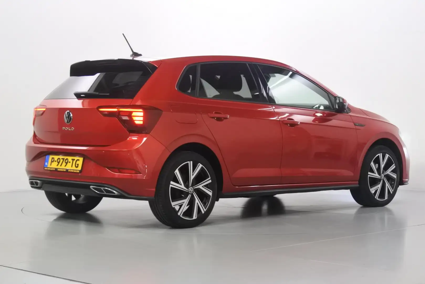 Volkswagen Polo 1.0 TSi R-Line NL auto NAP 17" Bergamo Rot - 2