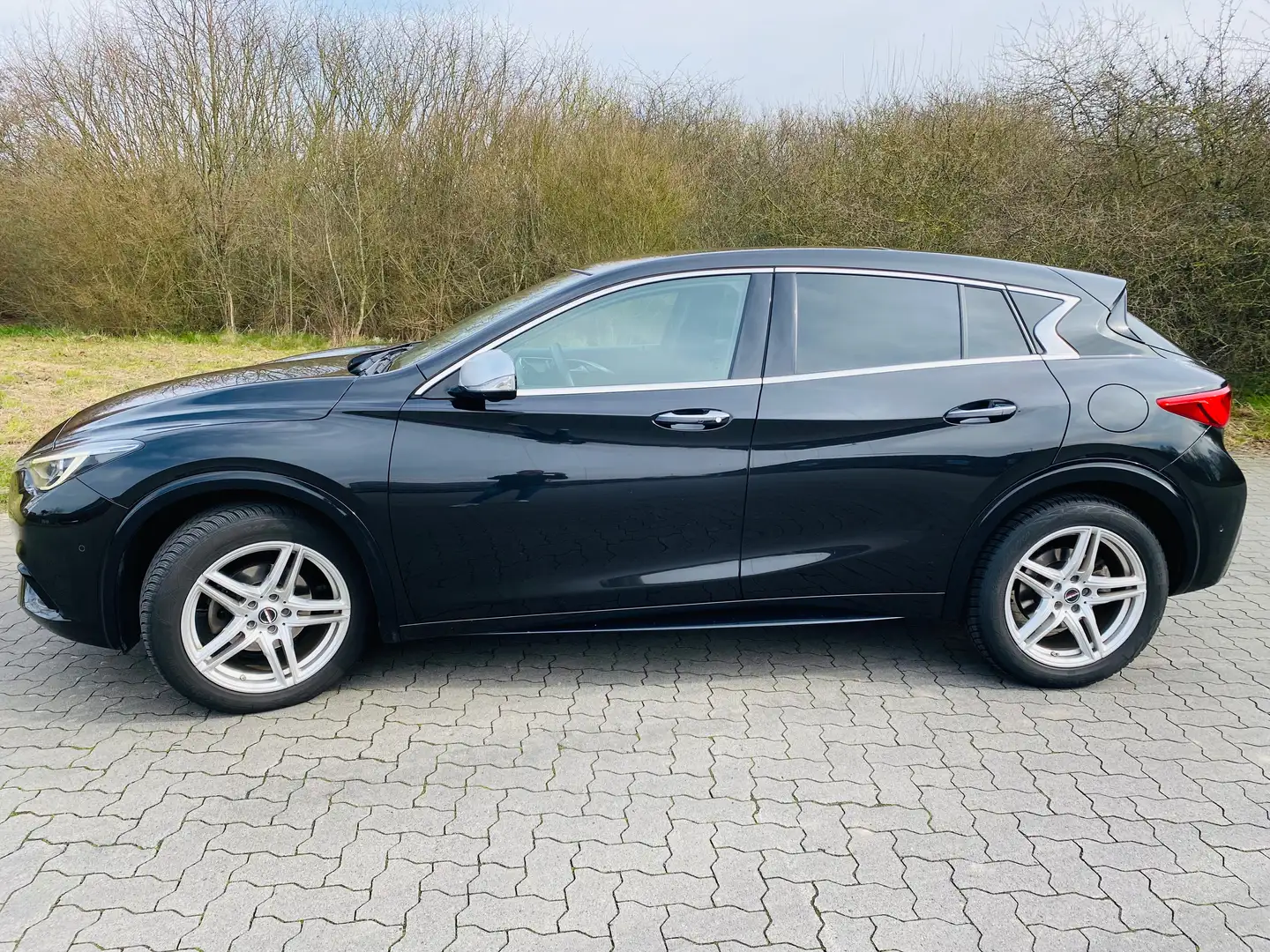 Infiniti Q30 Q30 1.6 Luxe, Navi, Keyless, Panoramadach, Sitzh. Schwarz - 2