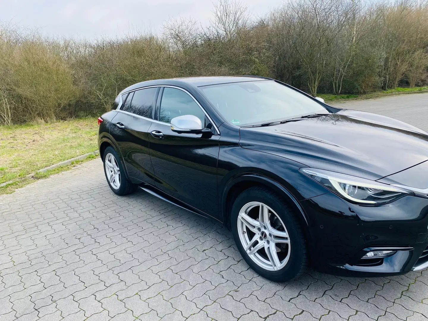 Infiniti Q30 Q30 1.6 Luxe, Navi, Keyless, Panoramadach, Sitzh. Schwarz - 1