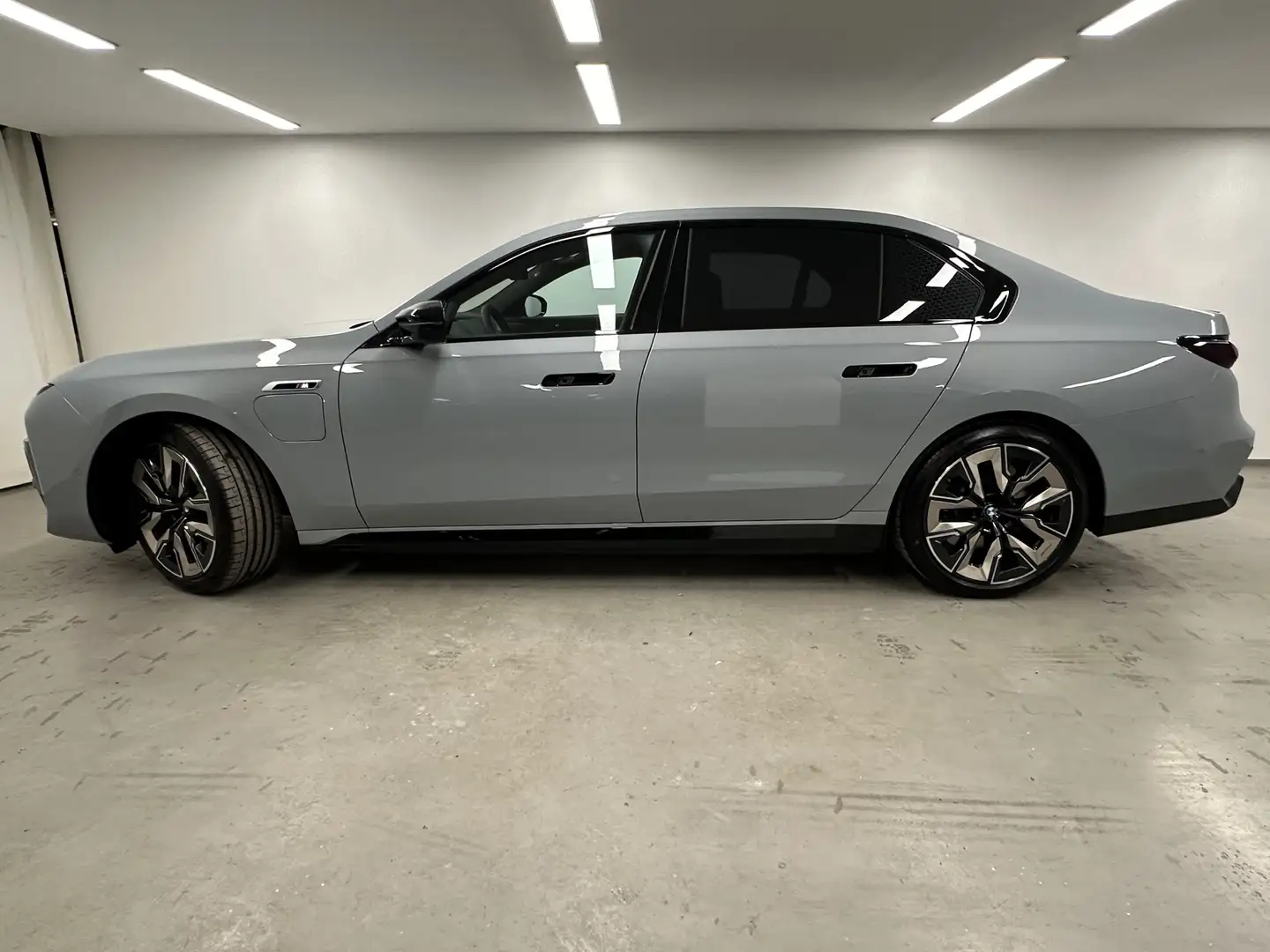 BMW 760 M760e xDrive Limousine+UPE 186.840€+B&W+AHK M Spor Grey - 2