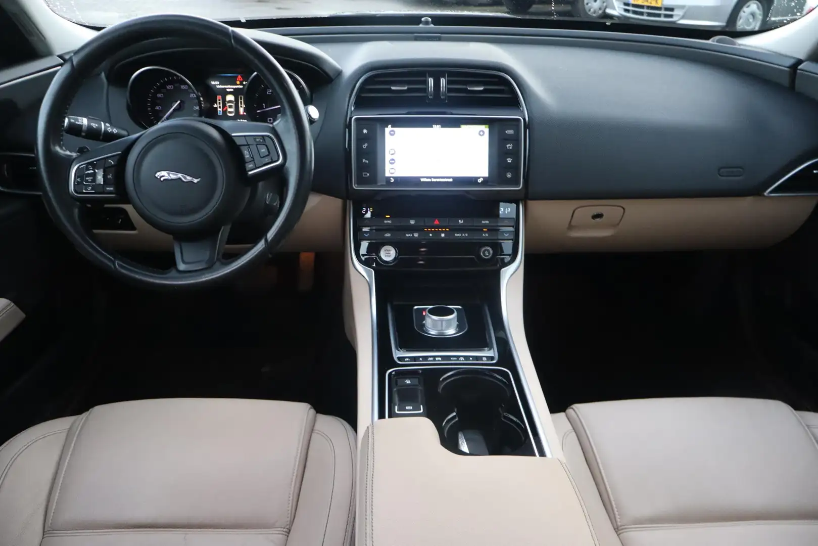 Jaguar XE 2.0 D Portfolio Navigatie, Camera, Lederen interie Zwart - 2