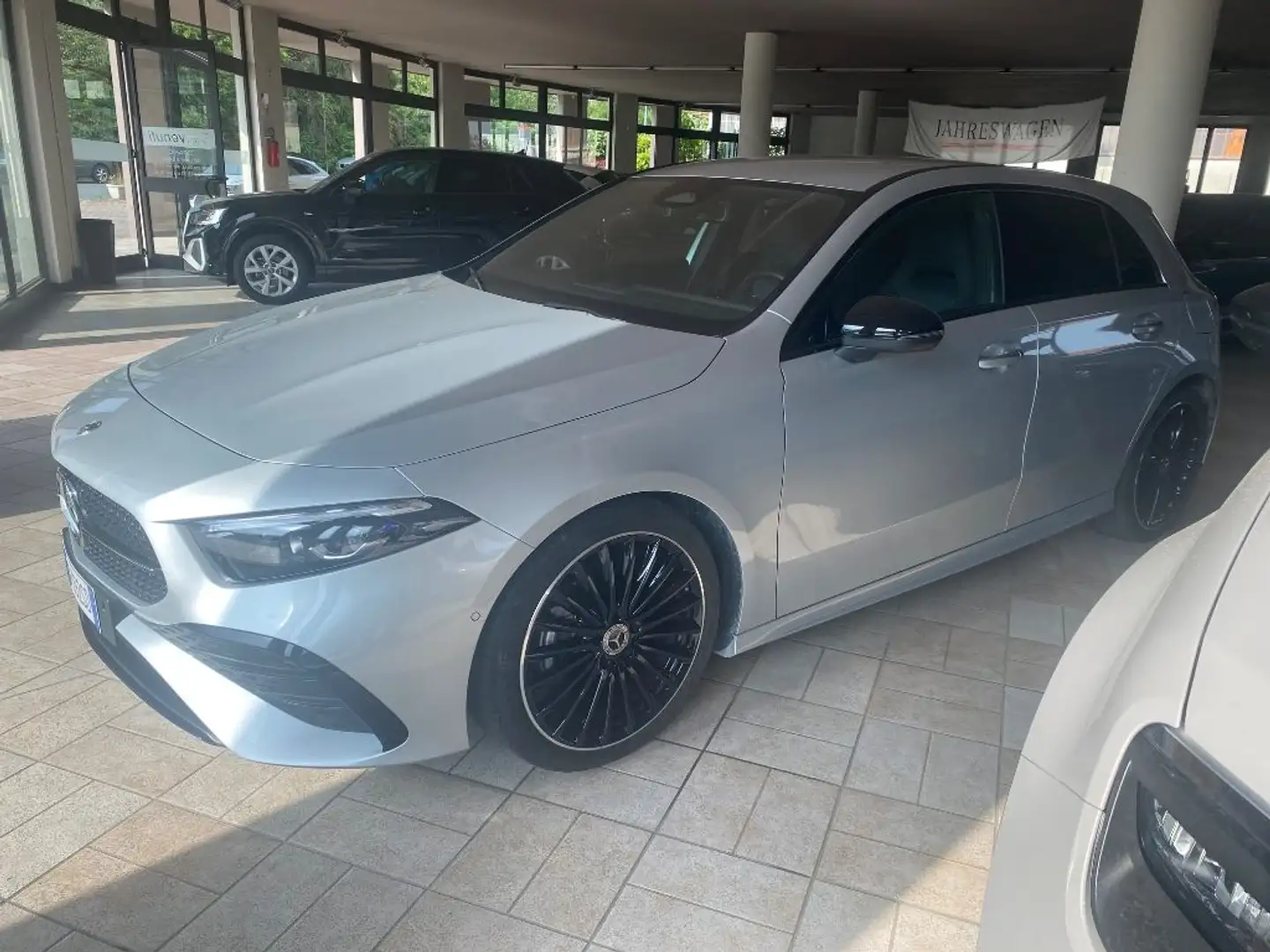 Mercedes-Benz A 180 d Automatic AMG Line Premium Silber - 1
