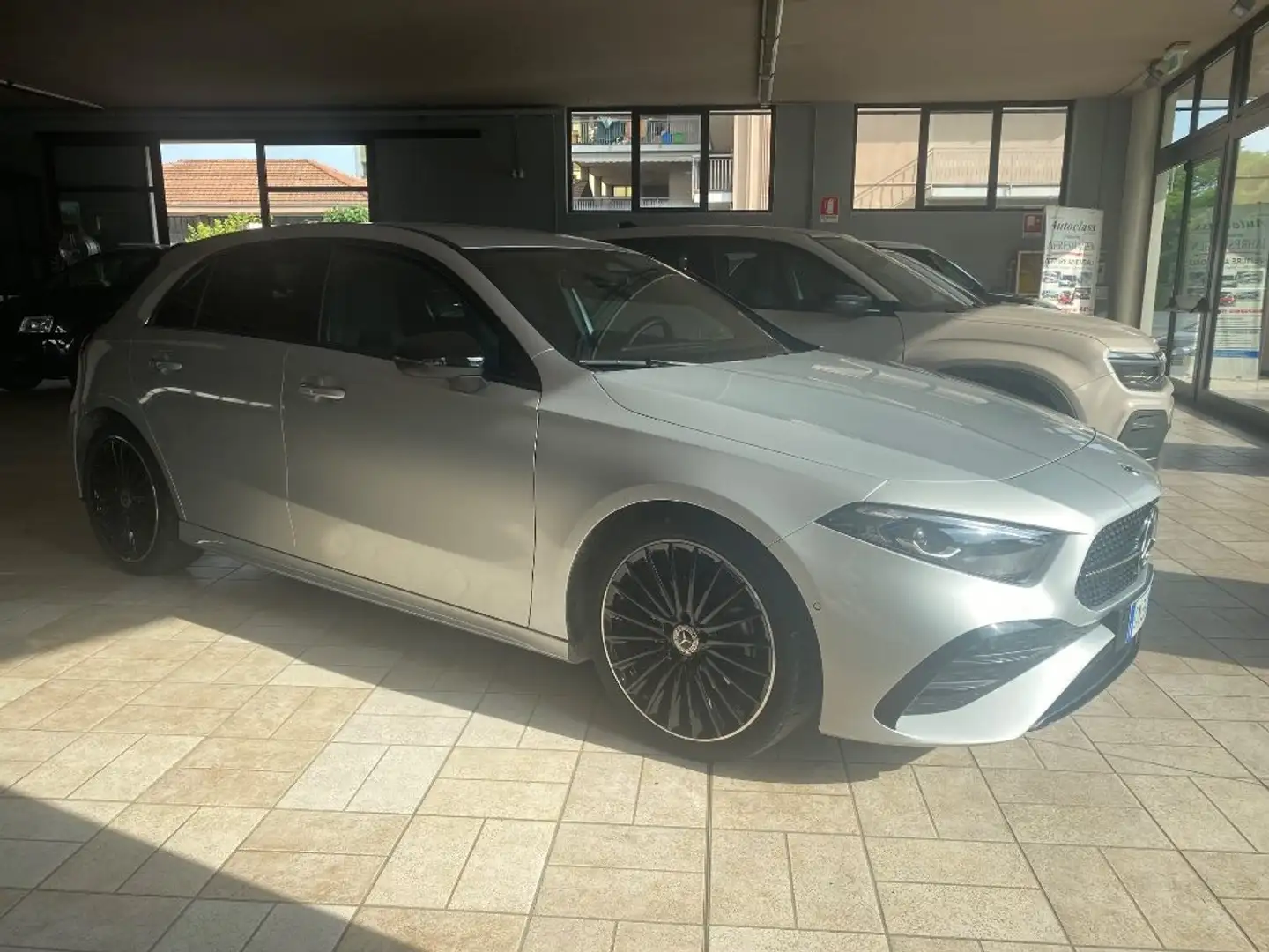 Mercedes-Benz A 180 d Automatic AMG Line Premium Silber - 2