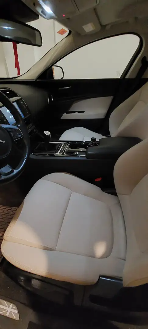 Jaguar XE XE 2.0 Diesel Pure 180 Pure Negro - 2