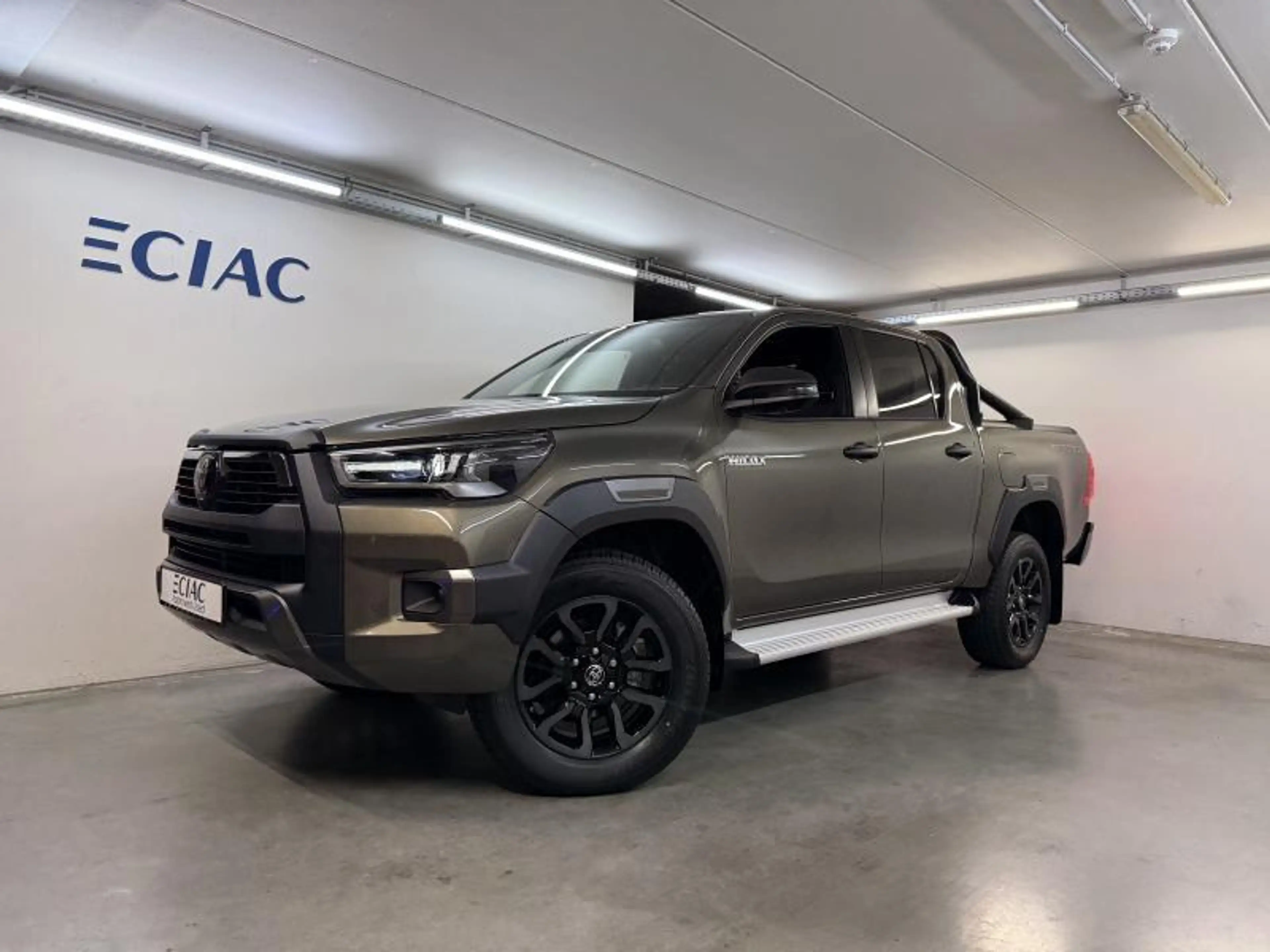 Toyota Hilux DC - 2.8 MHEV Diesel - Invincible - Rolluik - Trek