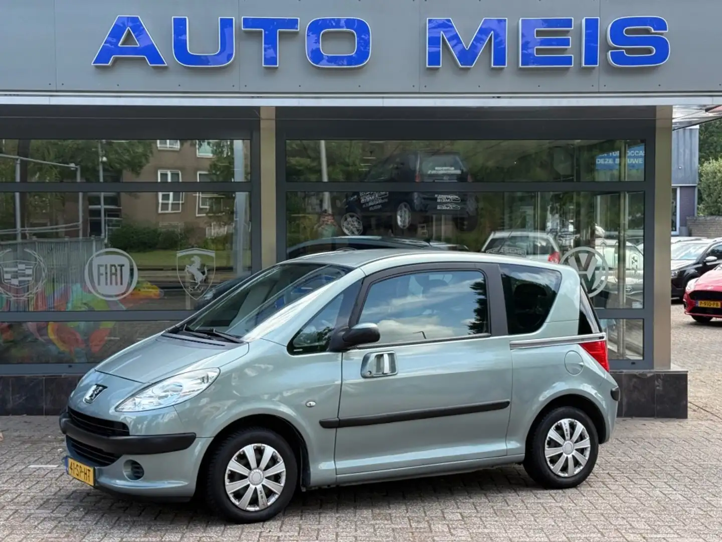 Peugeot 1007 1.4 Urban Automaat Grijs - 1