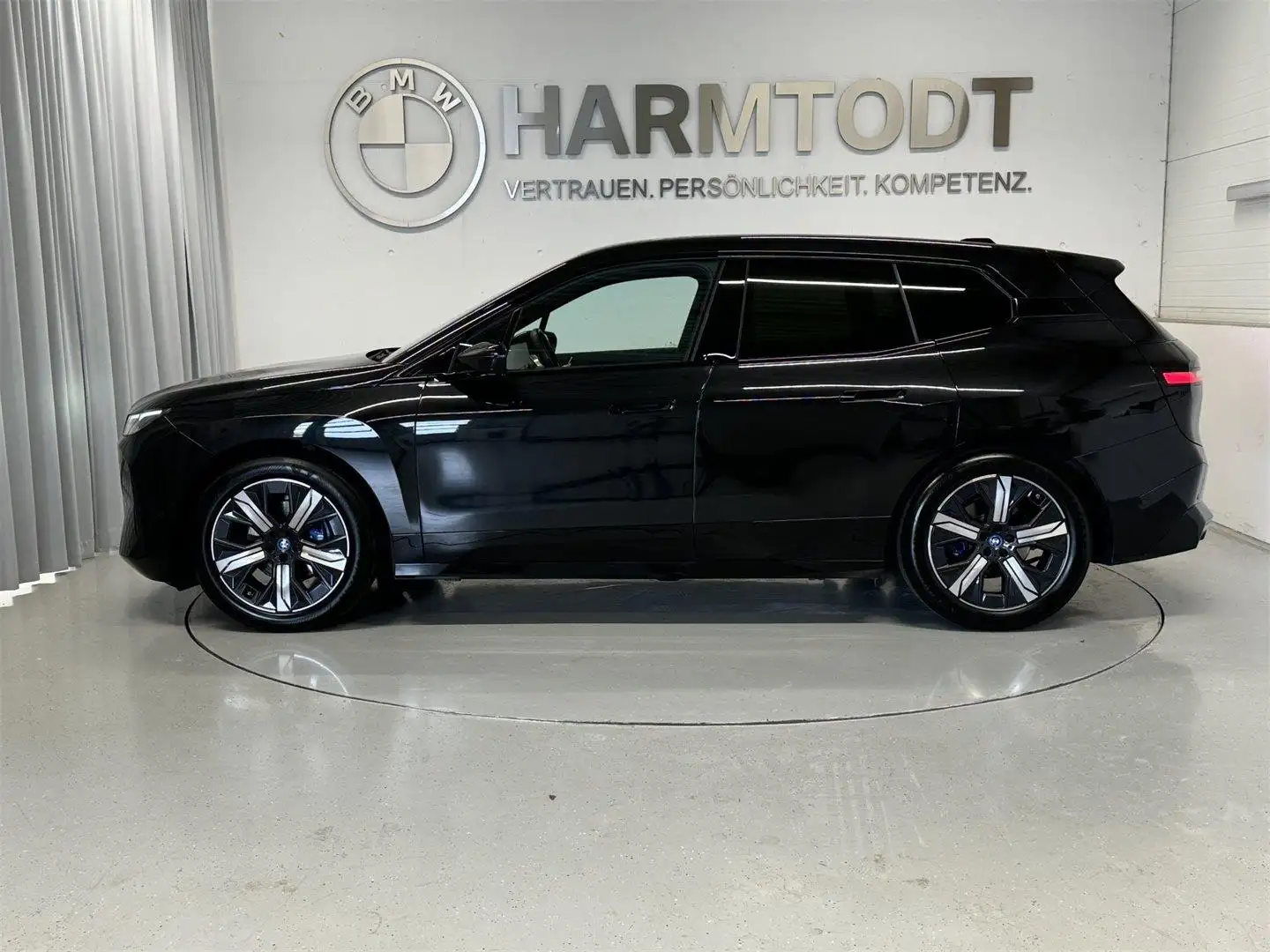 BMW iX xDrive40 Schwarz - 2