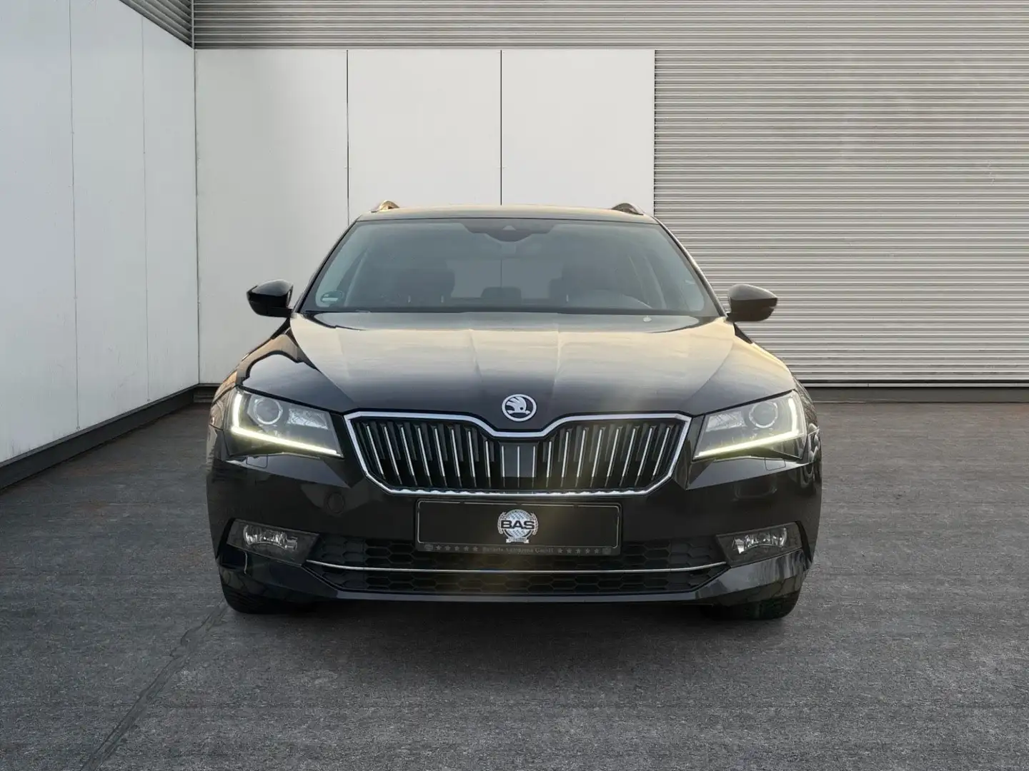 Skoda Superb Combi Style 4x4 Navi/TüV & Service Neu Schwarz - 2