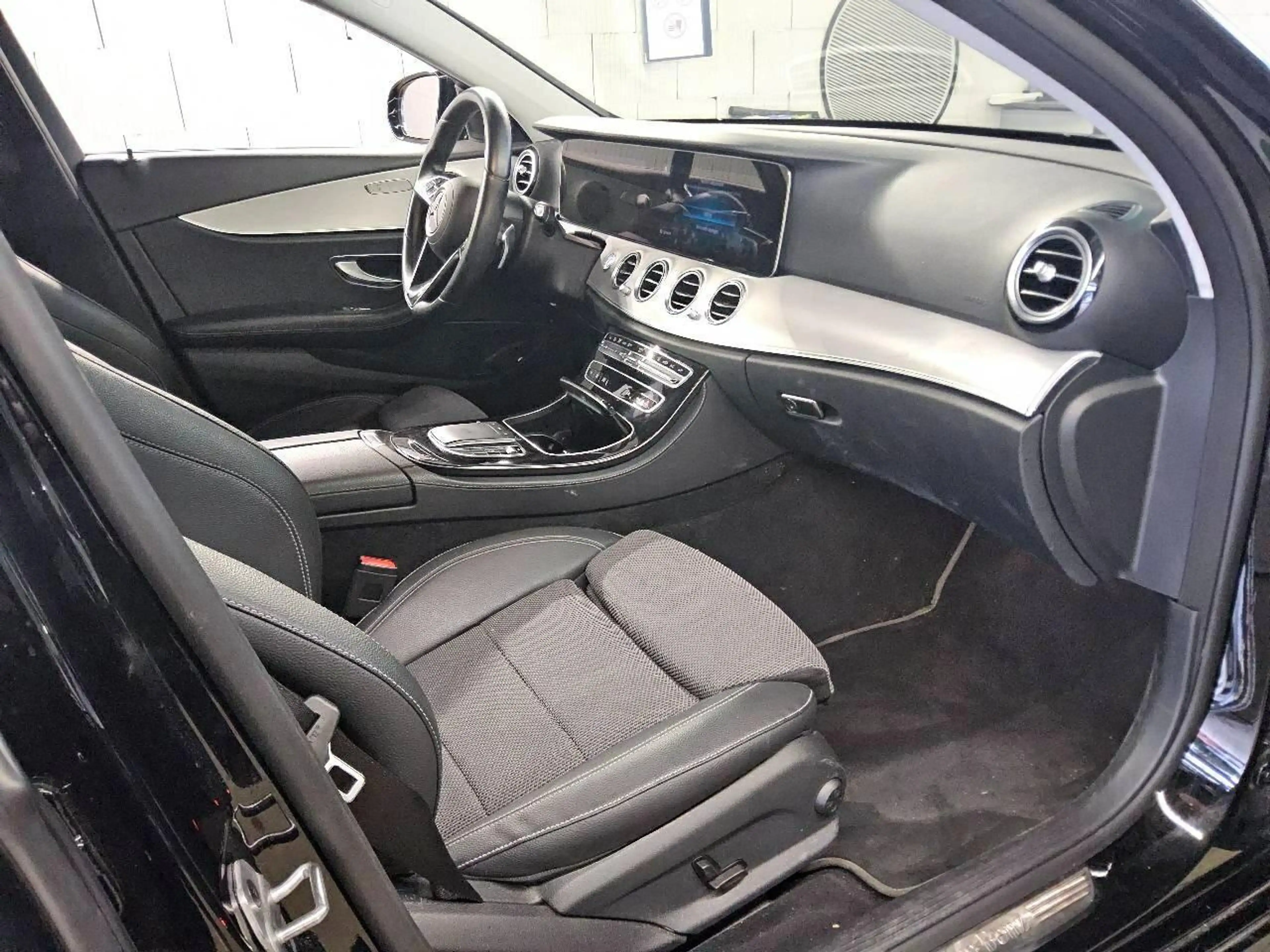 Mercedes-Benz E 300 NAVI LED RADIO TEMPO MFL SHZ VC KAMERA RFK — photo 3