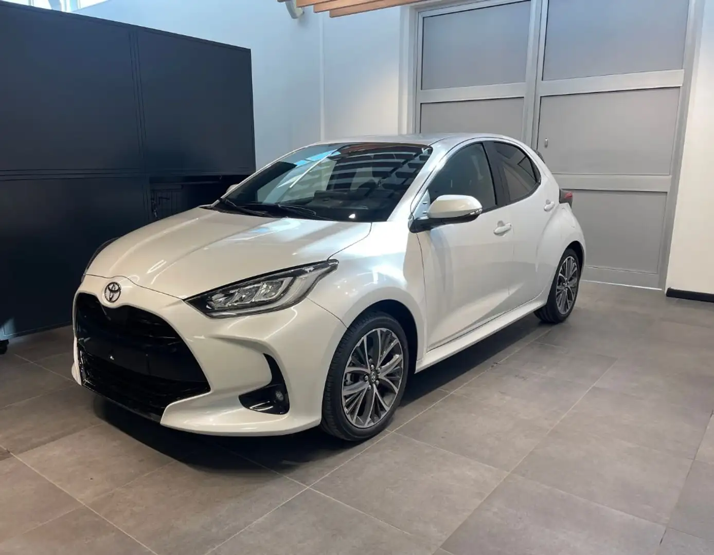 Toyota Yaris 1.5 130 Hybrid 5 porte Lounge Bílá - 1