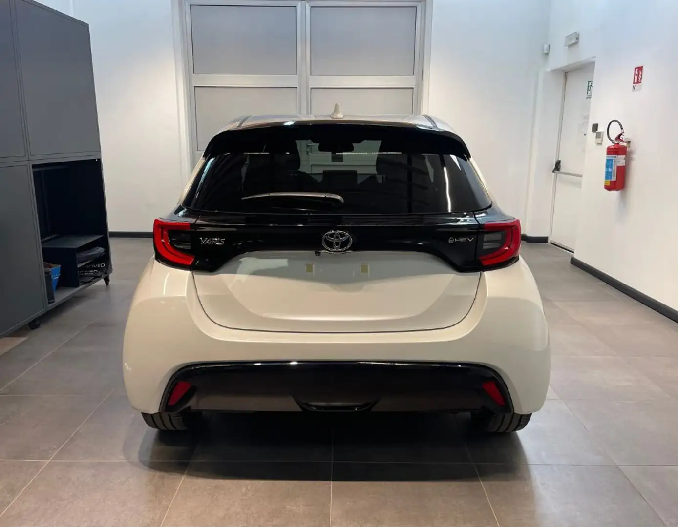 Toyota Yaris 1.5 130 Hybrid 5 porte Lounge Bílá - 2