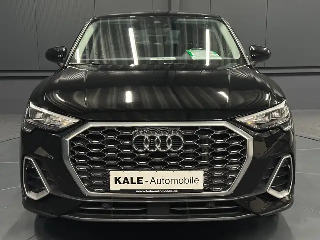 Audi Q3 view 8