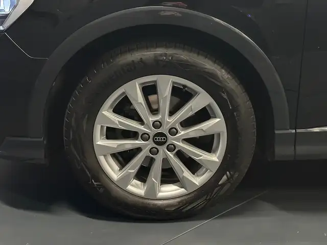 Audi Q3 view 9