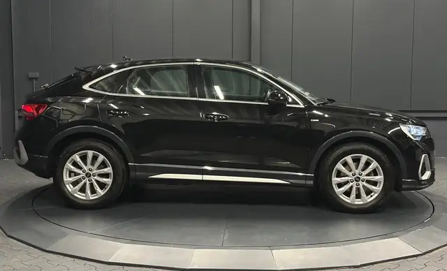 Audi Q3 view 6