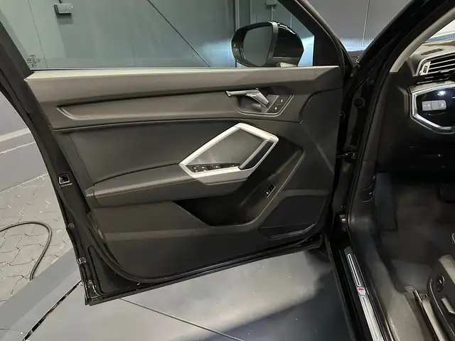 Audi Q3 view 13