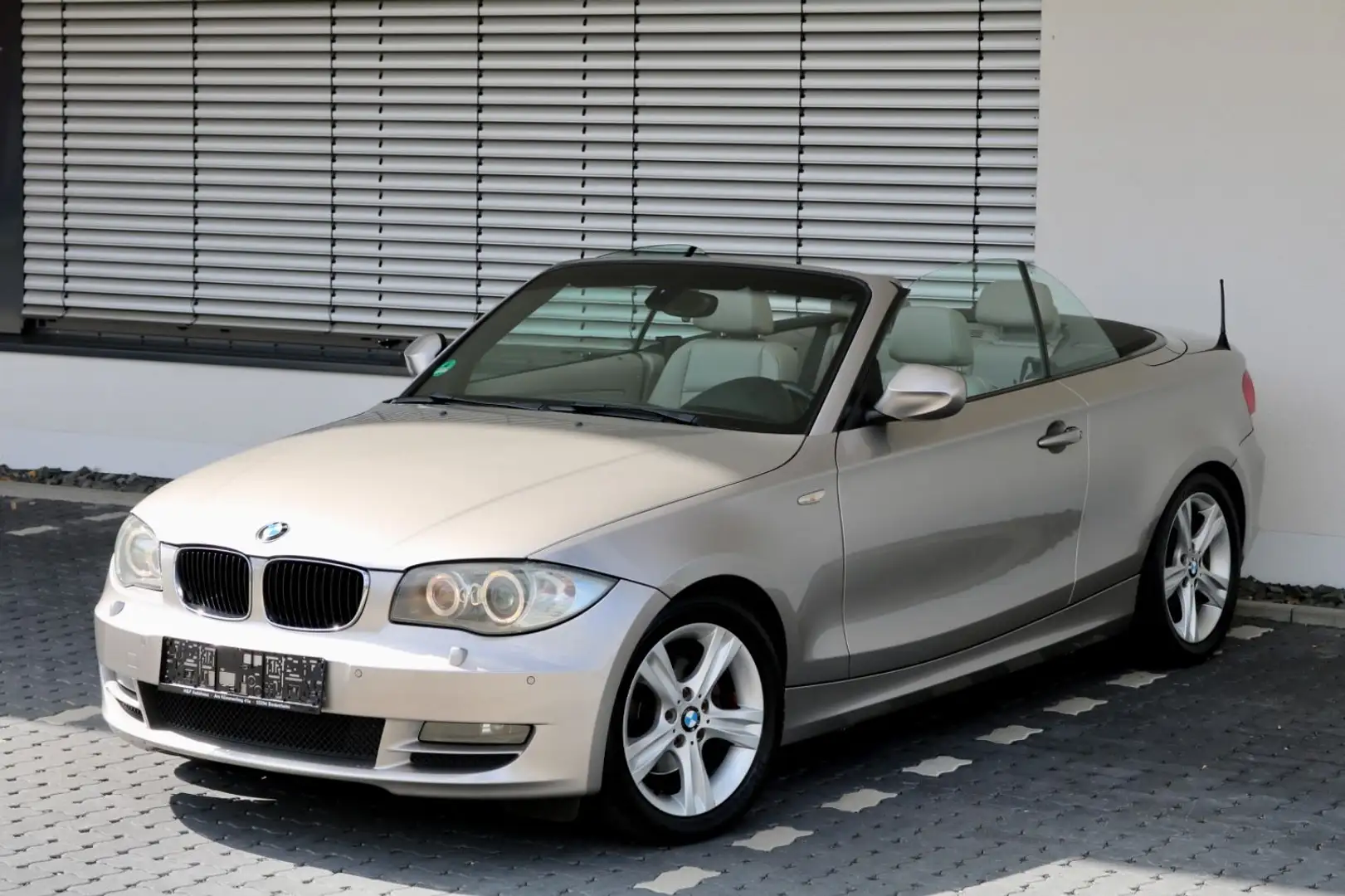 BMW 120 Baureihe 1 Cabrio 120d/8 FACH/M-SPORTPAKET/P Argintiu - 1
