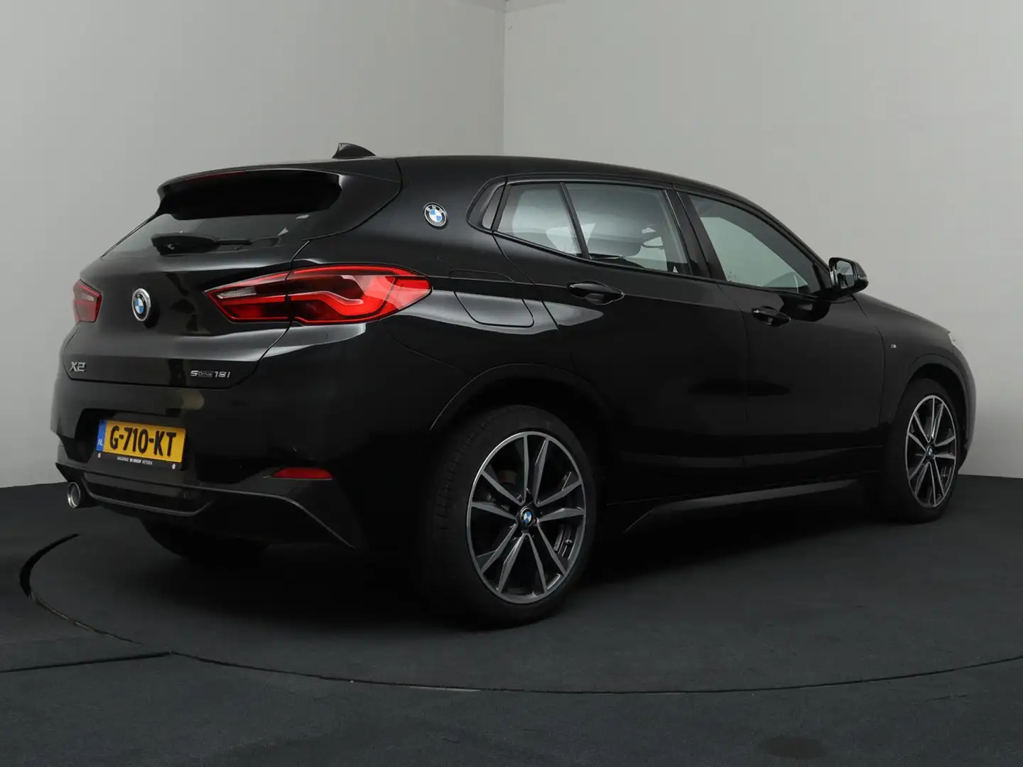 BMW X2 sDrive18i High Executive | M-Pakket! | Navigatie | Zwart - 2
