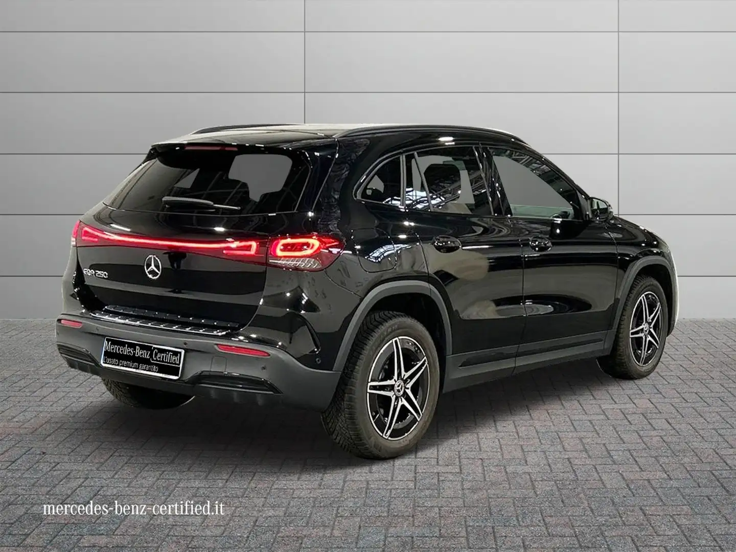 Mercedes-Benz EQA 250 Premium Černá - 2