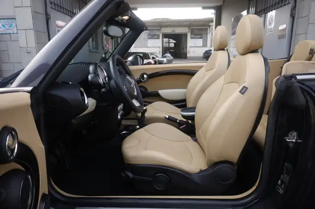 Mini Convertible view 17