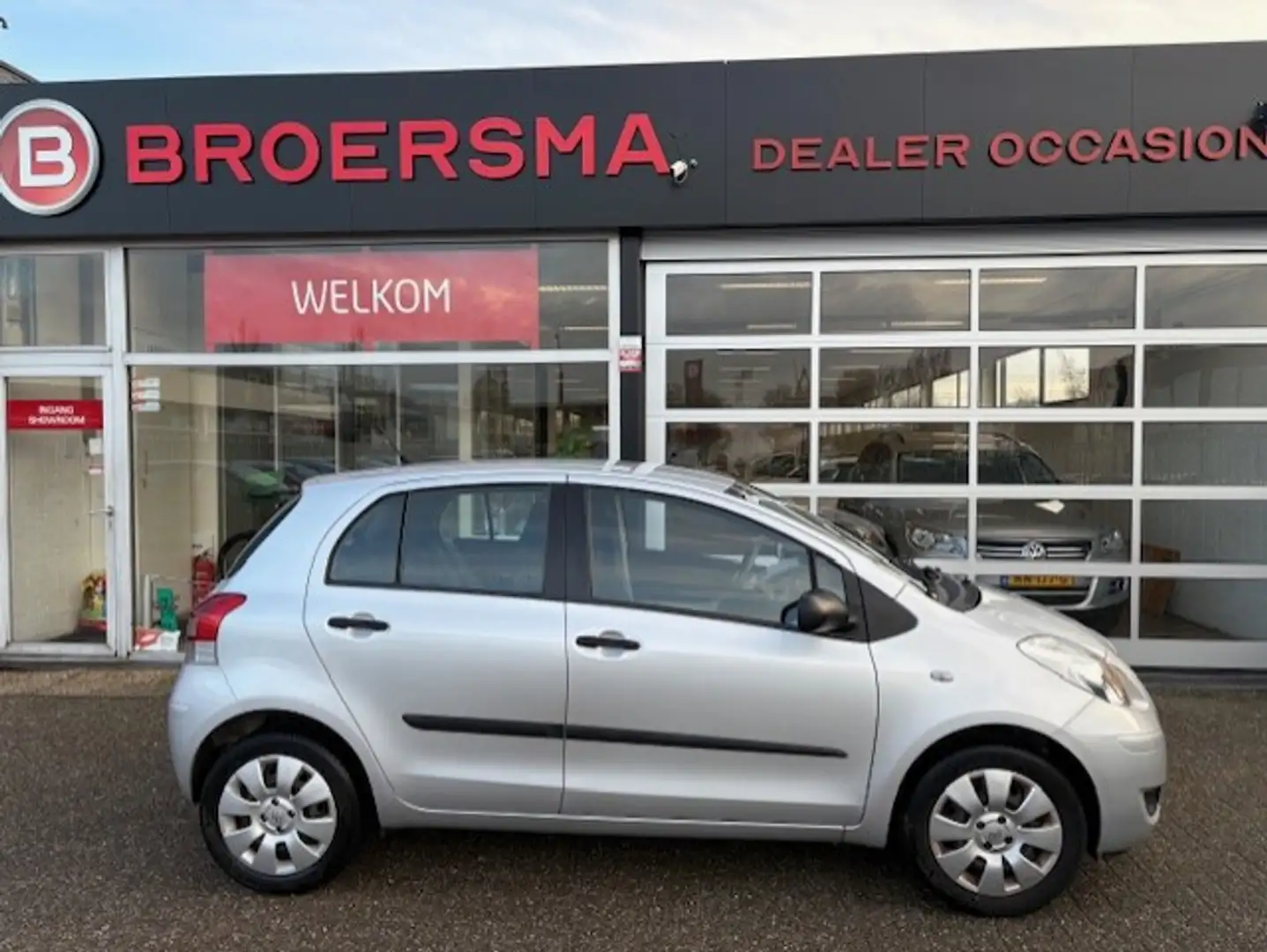 Toyota Yaris 1.3 VVTi Comfort 2 EIGENAAR * DEALERONDERHOUDEN * Grijs - 2
