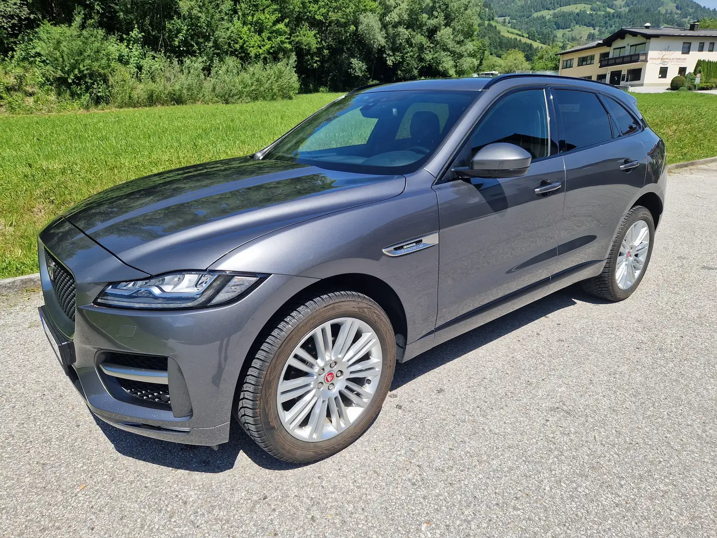 Jaguar F-Pace F-Pace 20d AWD Pure Aut. Pure Grau - 1