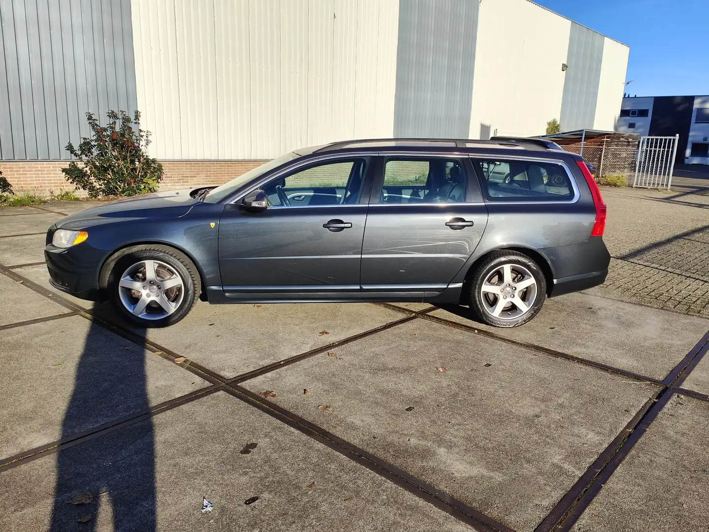 Volvo V70 V70 2.0T Momentum Grijs - 2